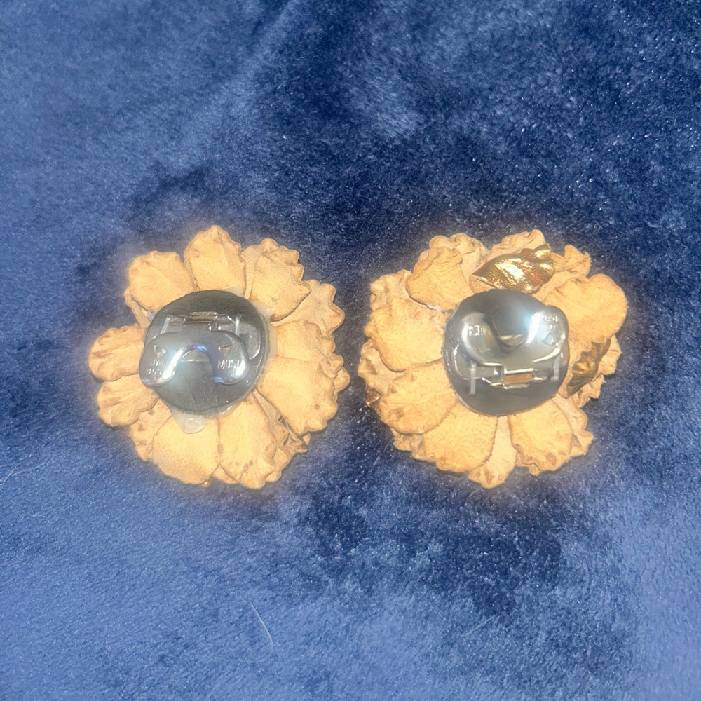 Vintage leather flower clip on earings - Picture 2 of 7